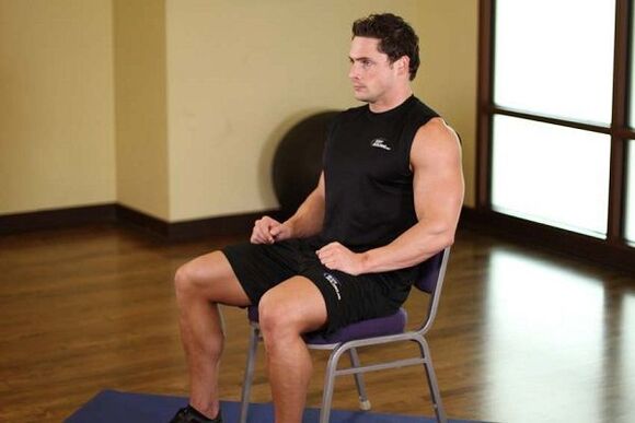 Übungen im Sitzen auf einem Stuhl zur Stärkung